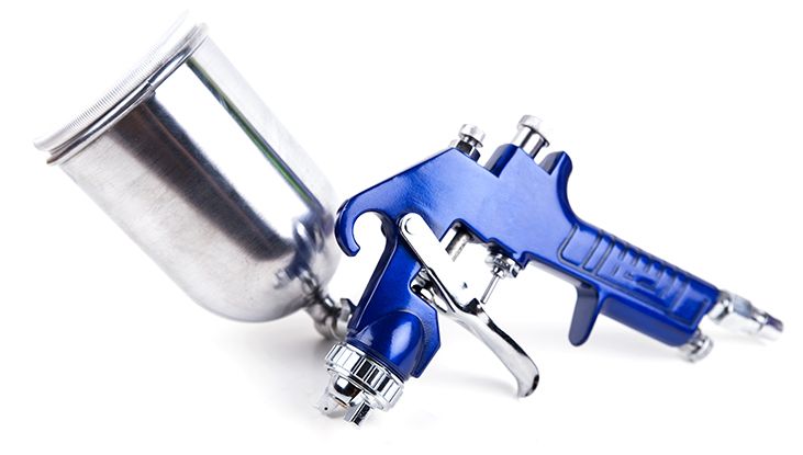 Eine blaue Spritzpistole mit einem daran befestigten Metallbehälter